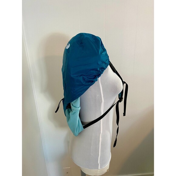 The North Face Basin 18 Backpack Blue Rain Cover Daypack Bag Canvas Hiking Camp - Picture 4 of 16